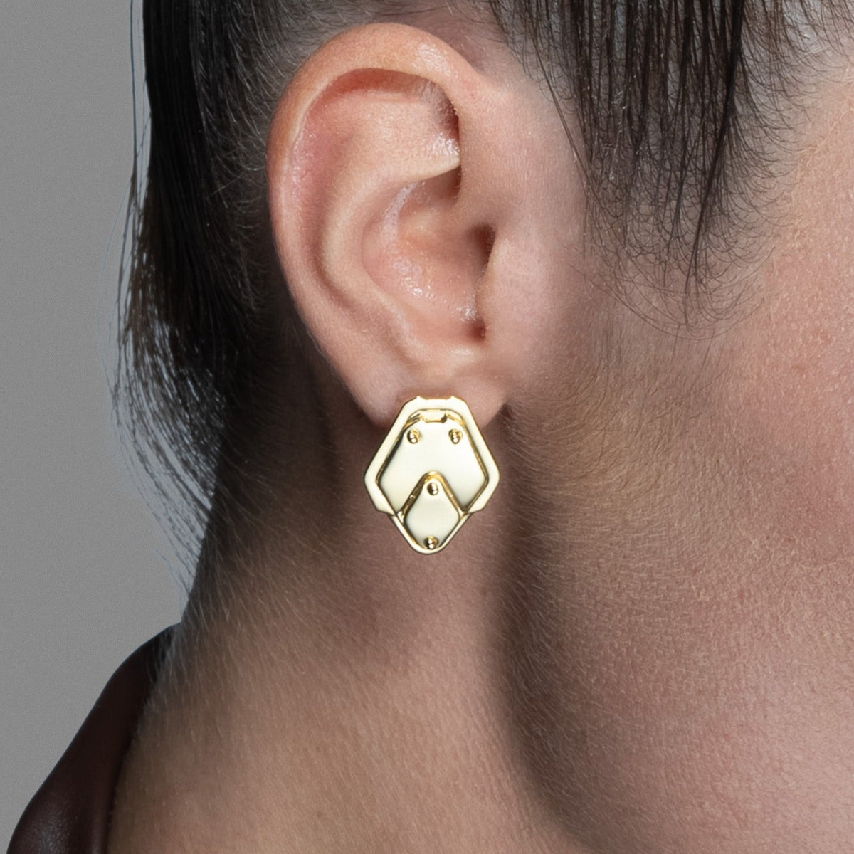 SHIELD PLATE STUD EARRINGS